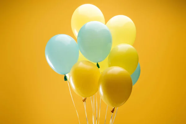 Świąteczne Niebieskie Żółte Balony Żółtym Tle — Zdjęcie stockowe