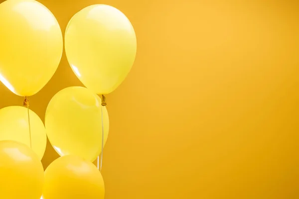 Świąteczne Minimalistyczne Ozdobne Balony Żółtym Tle Kopią Przestrzeni — Zdjęcie stockowe