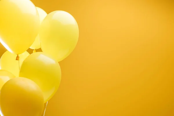 Balões Decorativos Minimalistas Brilhantes Festivos Fundo Amarelo Com Espaço Cópia — Fotografia de Stock