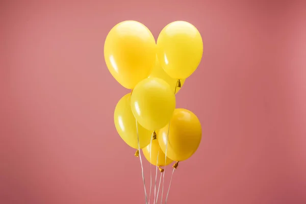 Globos Brillantes Amarillos Sobre Fondo Rosa Decoración Fiesta — Foto de Stock