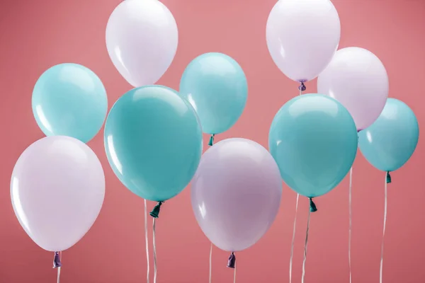 Partido Multicolorido Balões Decorativos Fundo Rosa — Fotografia de Stock