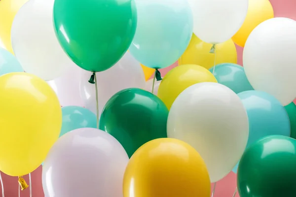 Vista Perto Balões Decorativos Verdes Brancos Amarelos Azuis Brilhantes Sobre — Fotografia de Stock