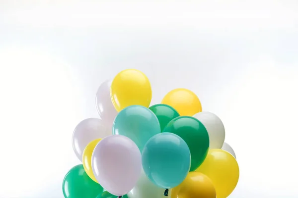 Färgglada Gröna Gula Och Blå Dekorativa Ballonger Vit Bakgrund — Stockfoto