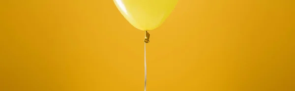 Balão Decorativo Minimalista Brilhante Festivo Fundo Amarelo Tiro Panorâmico — Fotografia de Stock
