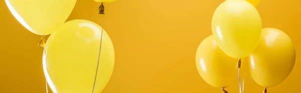 Feestelijke Heldere Minimalistische Ballonnen Gele Achtergrond Panoramische Foto — Stockfoto