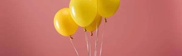 粉色背景的黄色节日气球 派对装饰 全景镜头 — 图库照片