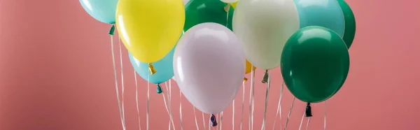 Balões Decorativos Verdes Amarelos Brancos Azuis Brilhantes Sobre Fundo Rosa — Fotografia de Stock