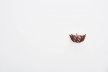 kopya alanı ile beyaz arka plan üzerinde ısırık çikolata çörek üst görünümü