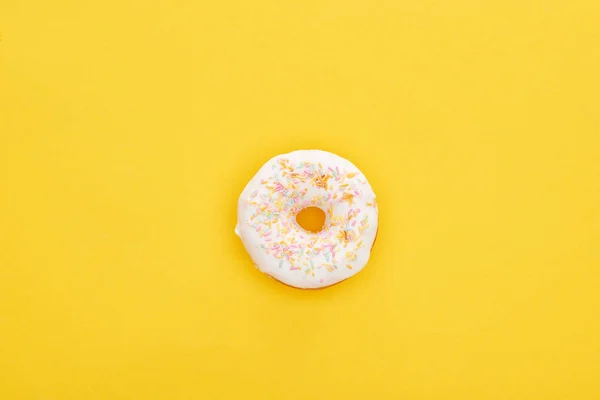 Vista Superior Saboroso Donut Vitrificado Branco Com Polvilhas Fundo Amarelo — Fotografia de Stock