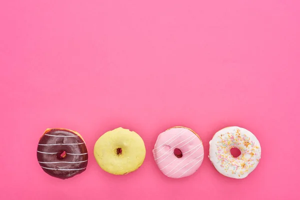 Topputsikt Över Läckra Glaserade Munkar Ljust Rosa Bakgrund Med Kopierings — Stockfoto