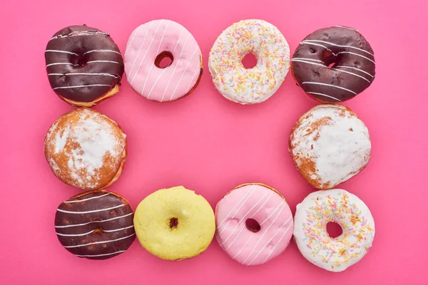 Рамка Вкусные Глазированные Пончики Ярко Розовом Фоне — стоковое фото