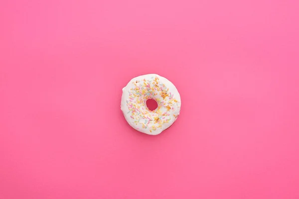 Top Uitzicht Van Smakelijke Geglazuurde Witte Donut Met Hagelslag Felroze — Stockfoto