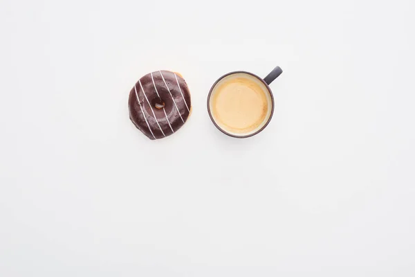 Top Uitzicht Van Smakelijke Geglazuurde Chocolade Donut Koffiekop Witte Achtergrond — Stockfoto