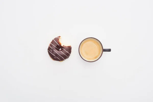 Vue Dessus Délicieux Beignet Chocolat Glacé Tasse Café Sur Fond — Photo