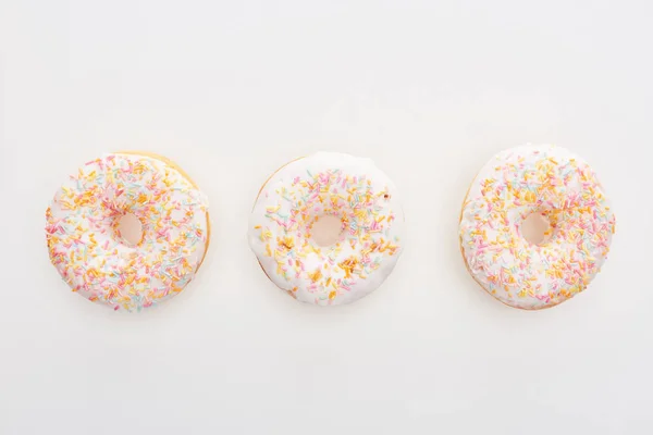 Vista Superior Donuts Brancos Envidraçados Com Polvilhas Sobre Fundo Branco — Fotografia de Stock