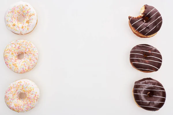 Top Uitzicht Zoete Chocolade Witte Donuts Met Hagelslag Witte Achtergrond — Stockfoto