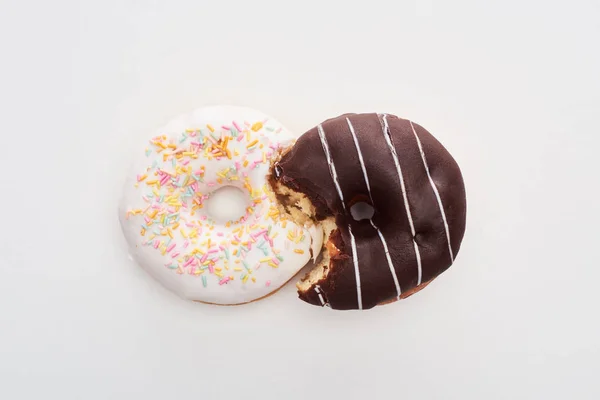 Bovenaanzicht Van Gebeten Chocolade Witte Donuts Verbonden Witte Achtergrond — Stockfoto