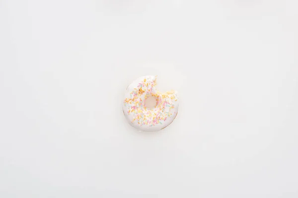 Top View Bidt Hvid Doughnut Med Drys Hvid Baggrund - Stock-foto