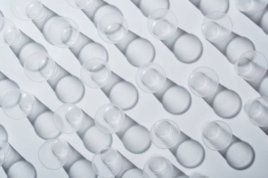 gölgeler ile beyaz arka plan üzerinde tek kullanımlık boş bardak üst görünümü