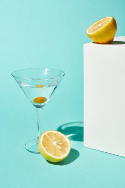 turkuaz arka plan üzerinde limon yakın kokteyl ve zeytin ile şeffaf cam