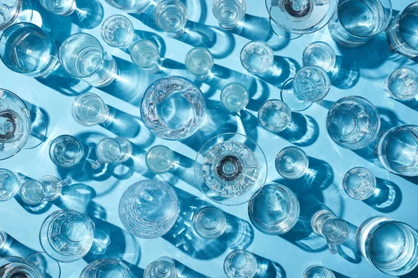 Draufsicht Auf Gläser Mit Transparentem Wasser Auf Weißer Oberfläche — Stockfoto
