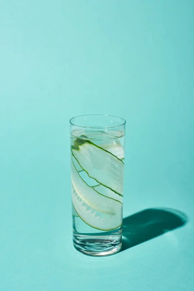 Vidrio Transparente Con Agua Pura Rodajas Pepino Sobre Fondo Turquesa —  Fotos de Stock