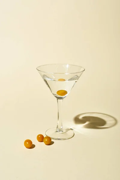 Genomskinligt Glas Med Cocktail Och Bär Beige Bakgrund — Stockfoto