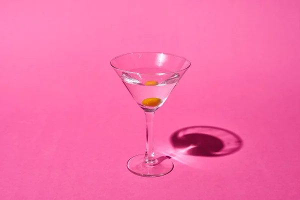 Transparentes Glas Mit Cocktail Und Olive Auf Rosa Hintergrund — Stockfoto