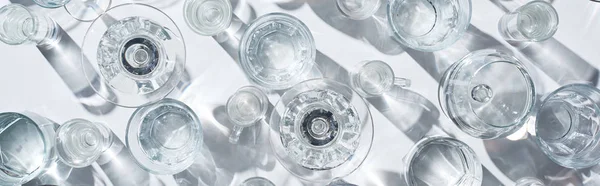 Vue Dessus Des Verres Transparents Avec Eau Sur Fond Blanc — Photo