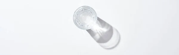 Vista Superior Vidrio Transparente Con Agua Superficie Blanca Con Sombra —  Fotos de Stock