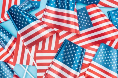 mavi arka plan üzerinde dağınık sopalar üzerinde ulusal amerikan bayrakları üst görünümü
