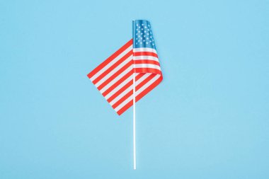 mavi arka plan üzerinde sopa dekoratif amerikan bayrağı üst görünümü
