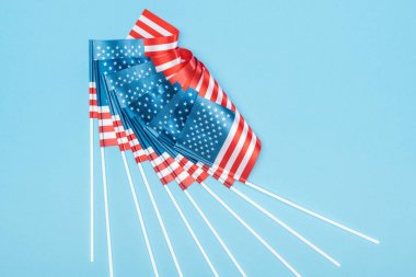 mavi arka plan üzerinde sopalar üzerinde Amerikan bayrakları üst görünümü
