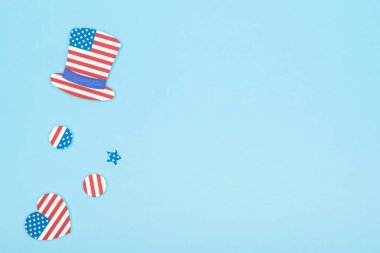kağıt kesme dekoratif şapka üst görünümü, yıldız, daireler ve kopya alanı ile mavi arka plan üzerinde Amerikan bayrakları yapılmış kalp