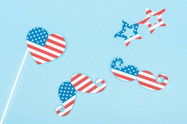 kağıt kesme dekoratif gözlük üst görünümü, bıyık ve kalp mavi arka plan üzerinde Amerikan bayrakları yapılmış
