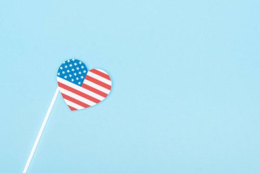 kopya alanı ile mavi arka plan üzerinde Amerikan bayrağından yapılmış kağıt kesilmiş dekoratif kalp üst görünümü