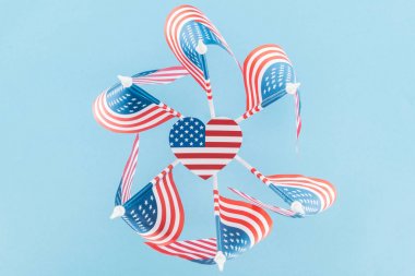 mavi arka plan üzerinde kalp ile daire içinde Amerikan bayrakları üst görünümü