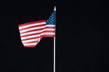 kopya alanı ile siyah izole sopa üzerinde ulusal amerikan bayrağı