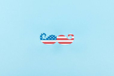 mavi arka plan üzerinde Amerikan bayrağı yapılmış dekoratif bıyık üst görünümü 