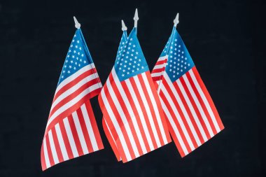 siyah izole ulusal Amerikan bayrakları yığını