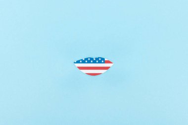 mavi arka plan üzerinde Amerikan bayrağından yapılmış kağıt kesim dekoratif dudaklar üst görünümü 