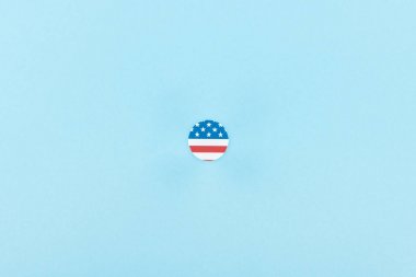 mavi arka plan üzerinde Amerikan bayrağından yapılmış kağıt kesim dekoratif daire üst görünümü 