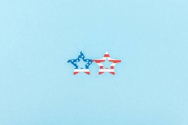 mavi arka plan üzerinde Amerikan bayrağından yapılmış kağıt kesim dekoratif gözlük üst görünümü 