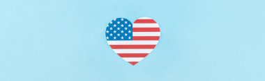 mavi arka plan, panoramik çekim amerikan bayrağından yapılmış kağıt kesim dekoratif kalp üst görünümü