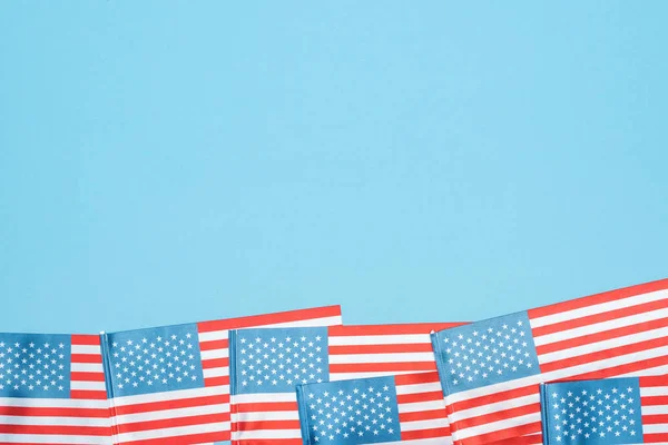 Top Άποψη Των Αμερικανικών Σημαίες Μπλε Φόντο Χώρο Αντιγραφής — Φωτογραφία Αρχείου