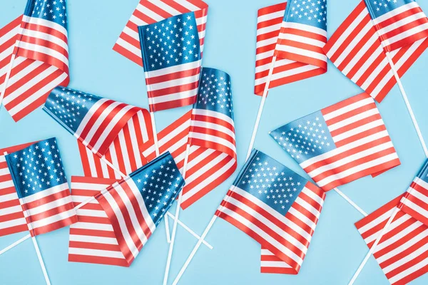 Top View American Flags Sticks Scattered Blue Background — Stock Photo, Image