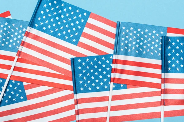 Közelről Kilátás Dekoratív Amerikai Zászlók Botok Kék Háttér — Stock Fotó