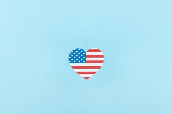 Widok Góry Papieru Dekoracyjne Serce Wykonane Amerykańskiej Flagi Niebieskim Tle — Zdjęcie stockowe