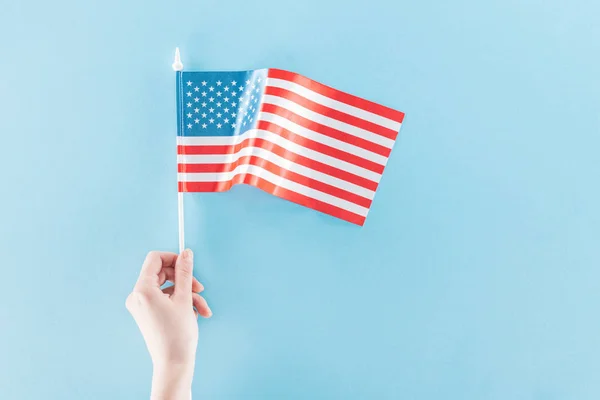 Teilansicht Einer Frau Mit Amerikanischer Nationalflagge Auf Blauem Hintergrund — Stockfoto