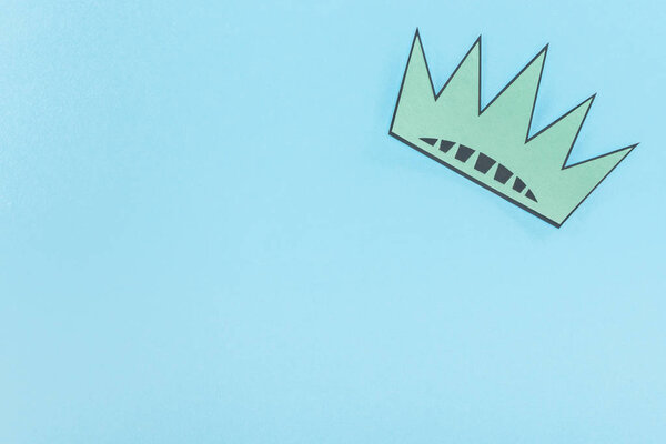 верхний вид короны резки бумаги на синем фоне с копировальным пространством, концепция Дня независимости

